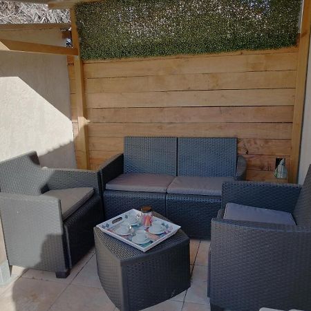 Sous le soleil de Provence Petite maison au calme et très bien équipée de 40m2 avec Wifi -jardin privé-la piscine est commune à la résidence et ouverte du 1er mai au 30 septembre de 09h à 21h,En juillet et aout reservation uniquement du samedi au sam Forcalqueiret Esterno foto