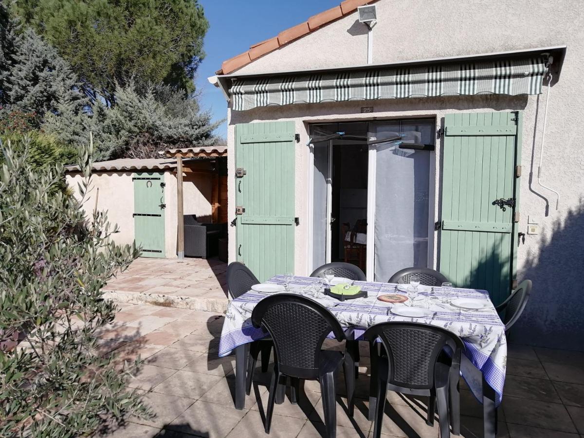 Sous le soleil de Provence Petite maison au calme et très bien équipée de 40m2 avec Wifi -jardin privé-la piscine est commune à la résidence et ouverte du 1er mai au 30 septembre de 09h à 21h,En juillet et aout reservation uniquement du samedi au sam Forcalqueiret Esterno foto