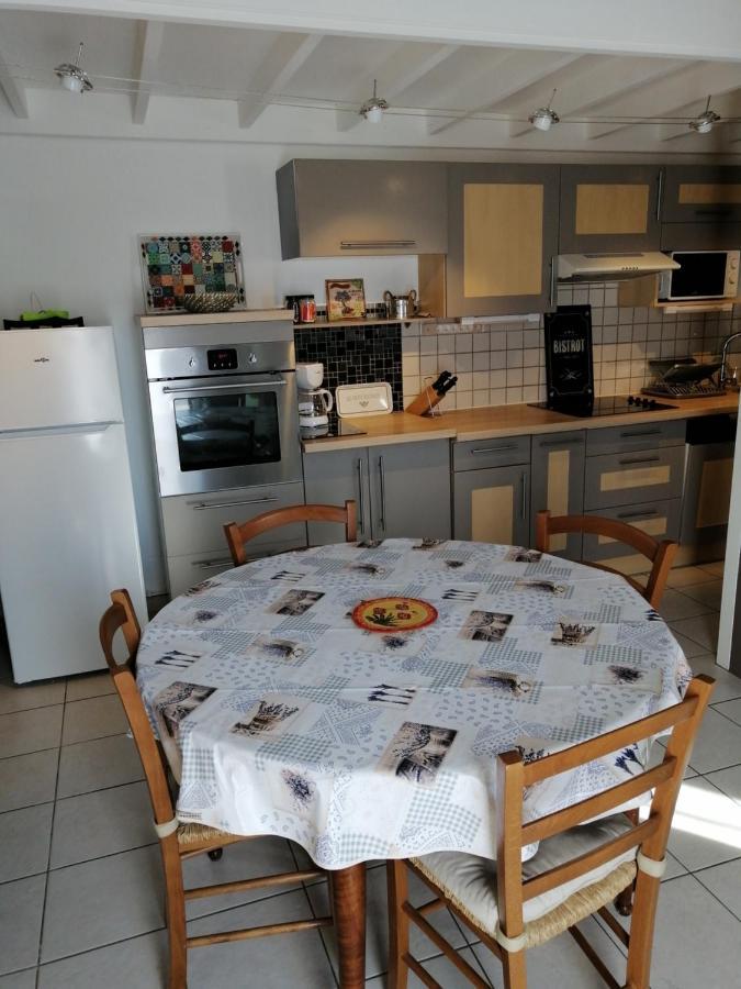 Sous le soleil de Provence Petite maison au calme et très bien équipée de 40m2 avec Wifi -jardin privé-la piscine est commune à la résidence et ouverte du 1er mai au 30 septembre de 09h à 21h,En juillet et aout reservation uniquement du samedi au sam Forcalqueiret Esterno foto